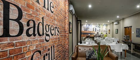 Serveert ontbijt, lunch, diner, internationale gerechten