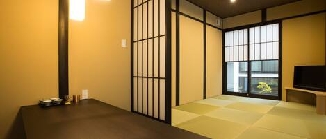 Habitació doble estàndard (+ 2 Japanese Futons) | Zona de menjador de l'habitació
