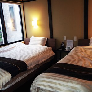スタンダードルーム　ベッド2台 + 布団2組　（チェックイン方法はメールにてご案内） | 1 室のベッドルーム、高級寝具、羽毛の掛け布団、低反発ベッド