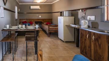 Refrigerador, microondas, placa de cocina, utensilios de cocina