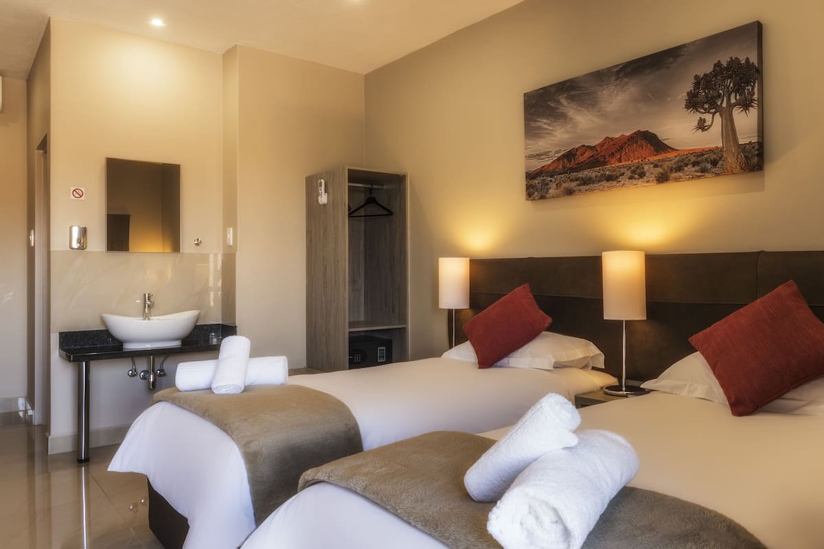 Luxe beddengoed, pillowtop-bedden, een kluis op de kamer, een bureau