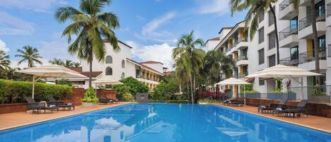 Kolam renang outdoor, dengan payung kolam renang dan kursi berjemur