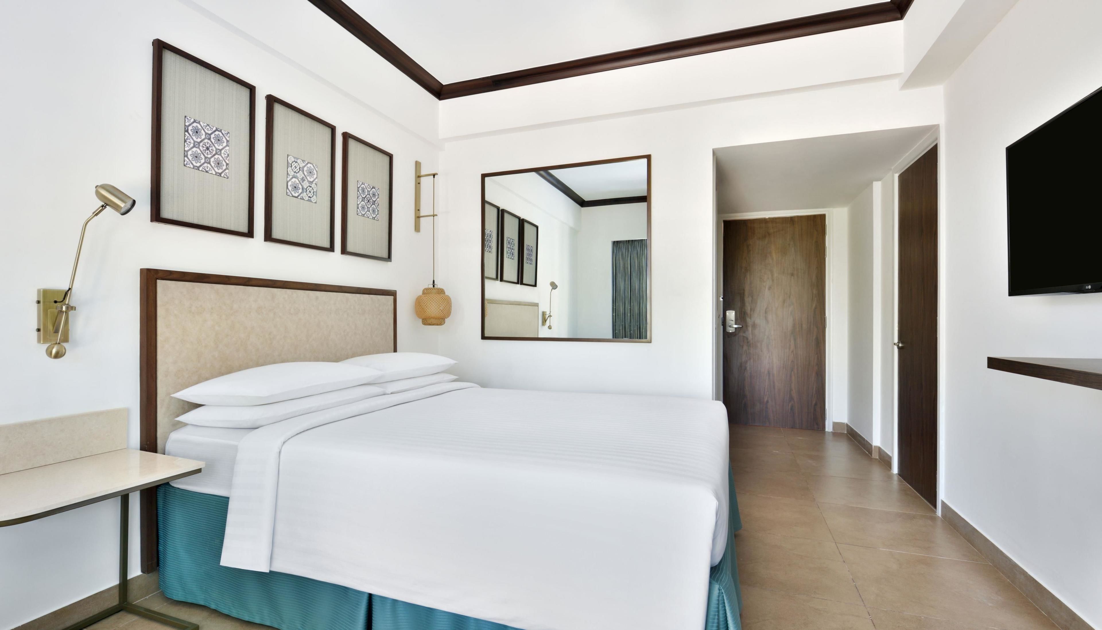 room, 1 queen bed, non smoking | premium bedding, minibar, in-room safe, individually furnished