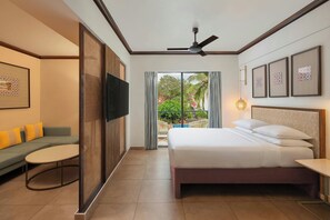 Studio Suite, 1 Queen Bed, Pool View | Premium bedding, minibar, in-room safe, individually furnished