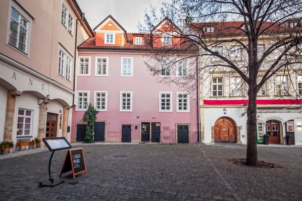 المنشأة من الخارج