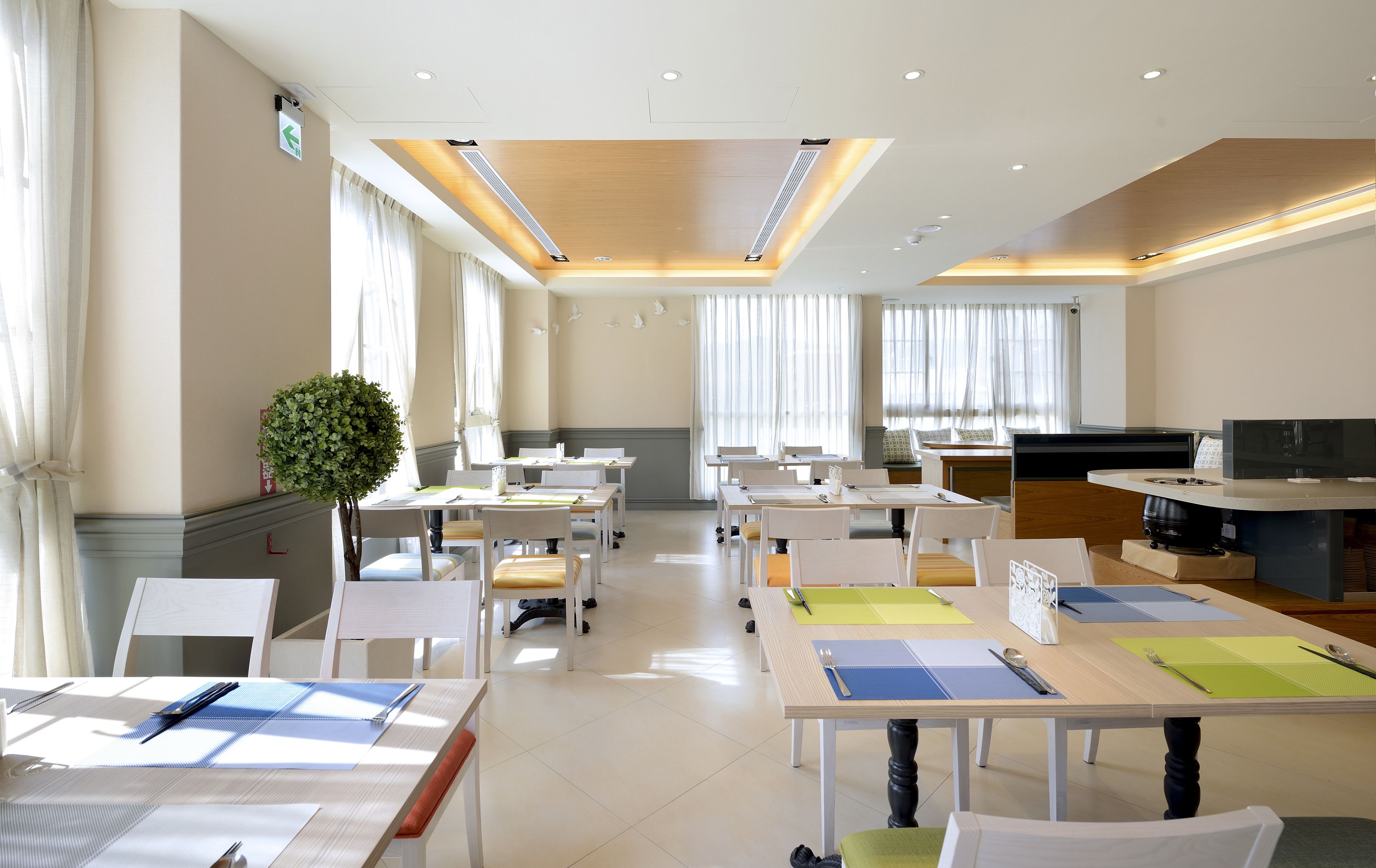 free daily full breakfast