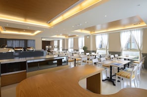 Petit déjeuner complet compris tous les jours