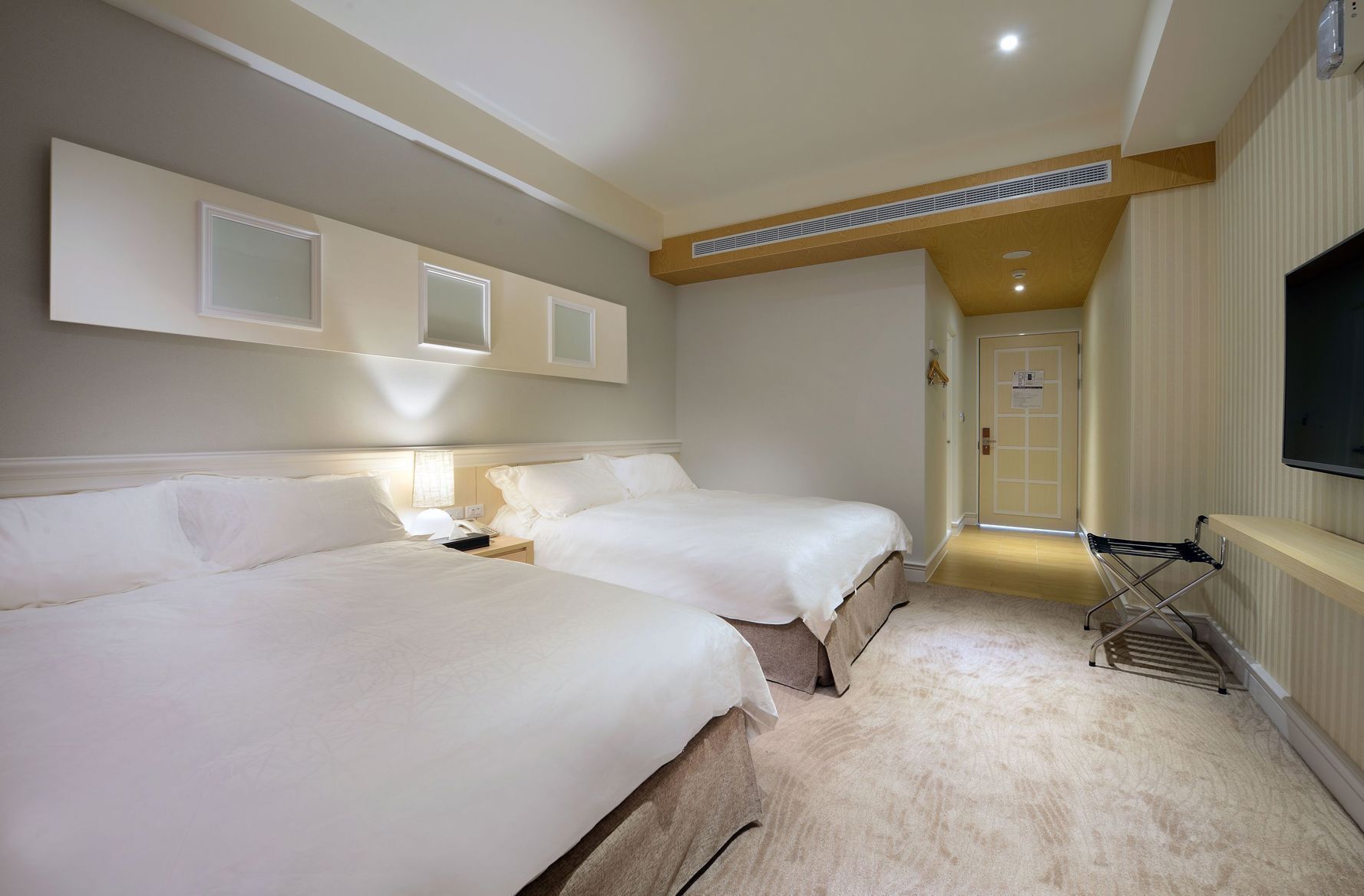 Premium bedding, down duvets, desk, blackout curtains
