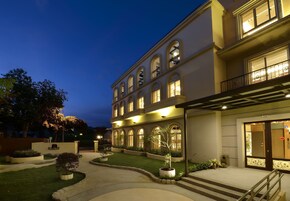 Fachada da propriedade à noite