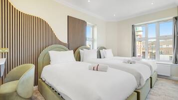 Luxury-Dreibettzimmer | Hochwertige Bettwaren, Daunenbettdecken