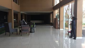 Área de estar no saguão