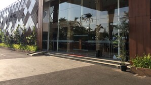 Un edificio moderno con amplios ventanales y fachada geométrica.