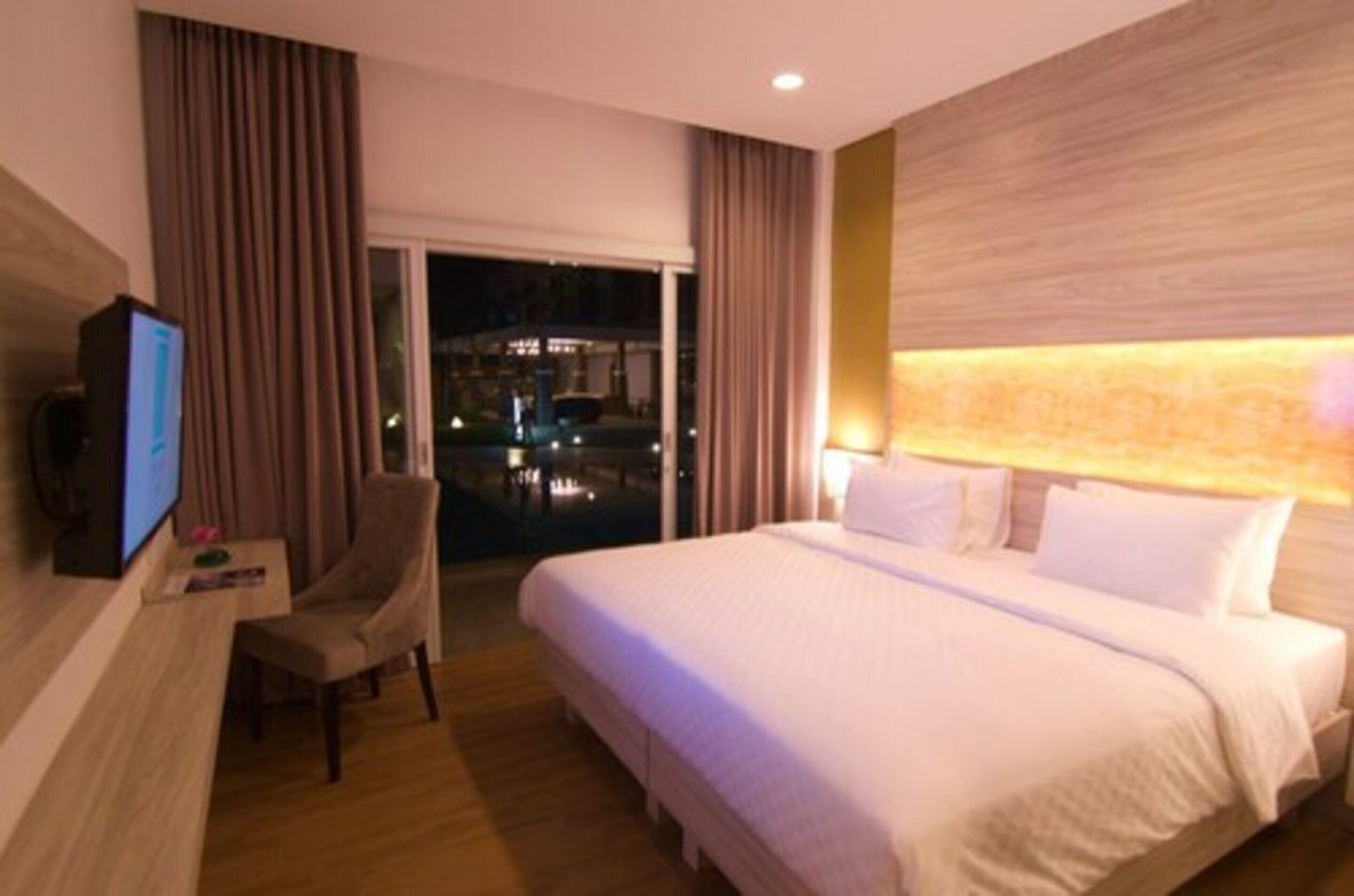 Deluxe Room, Pool Access | In-room safe, desk, blackout curtains, soundproofing