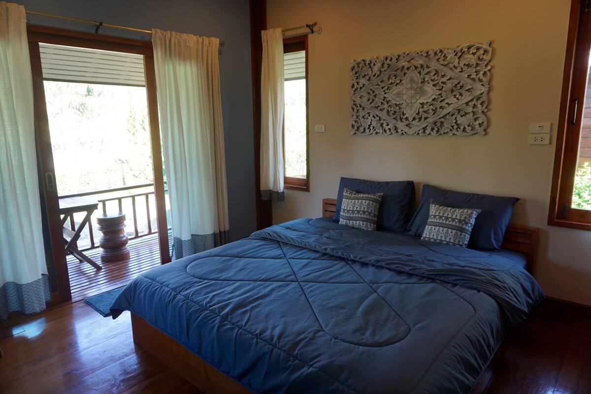 Comfort Room | Blackout drapes, free WiFi
