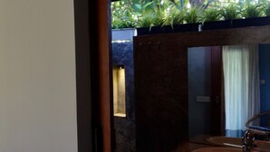 Buồng tắm vòi sen, đồ dùng nhà tắm miễn phí, khăn tắm 