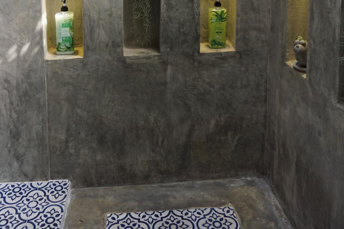 Shower, free toiletries, towels