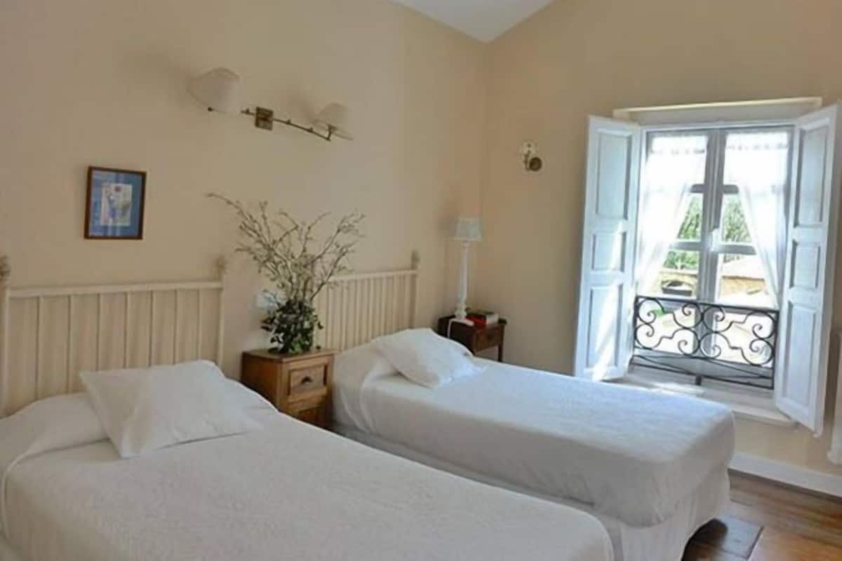 Economy Double Room | Desk, rollaway beds, free WiFi