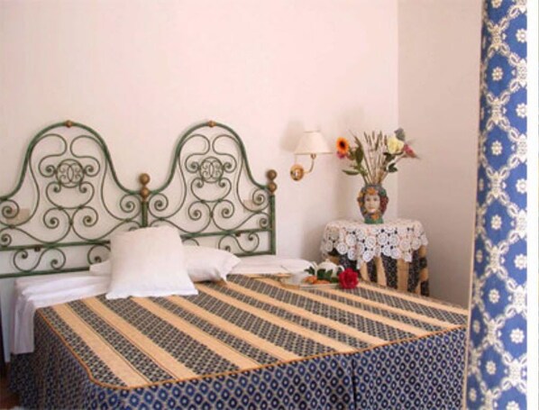 Brankas, meja kerja, dan Wi-Fi gratis