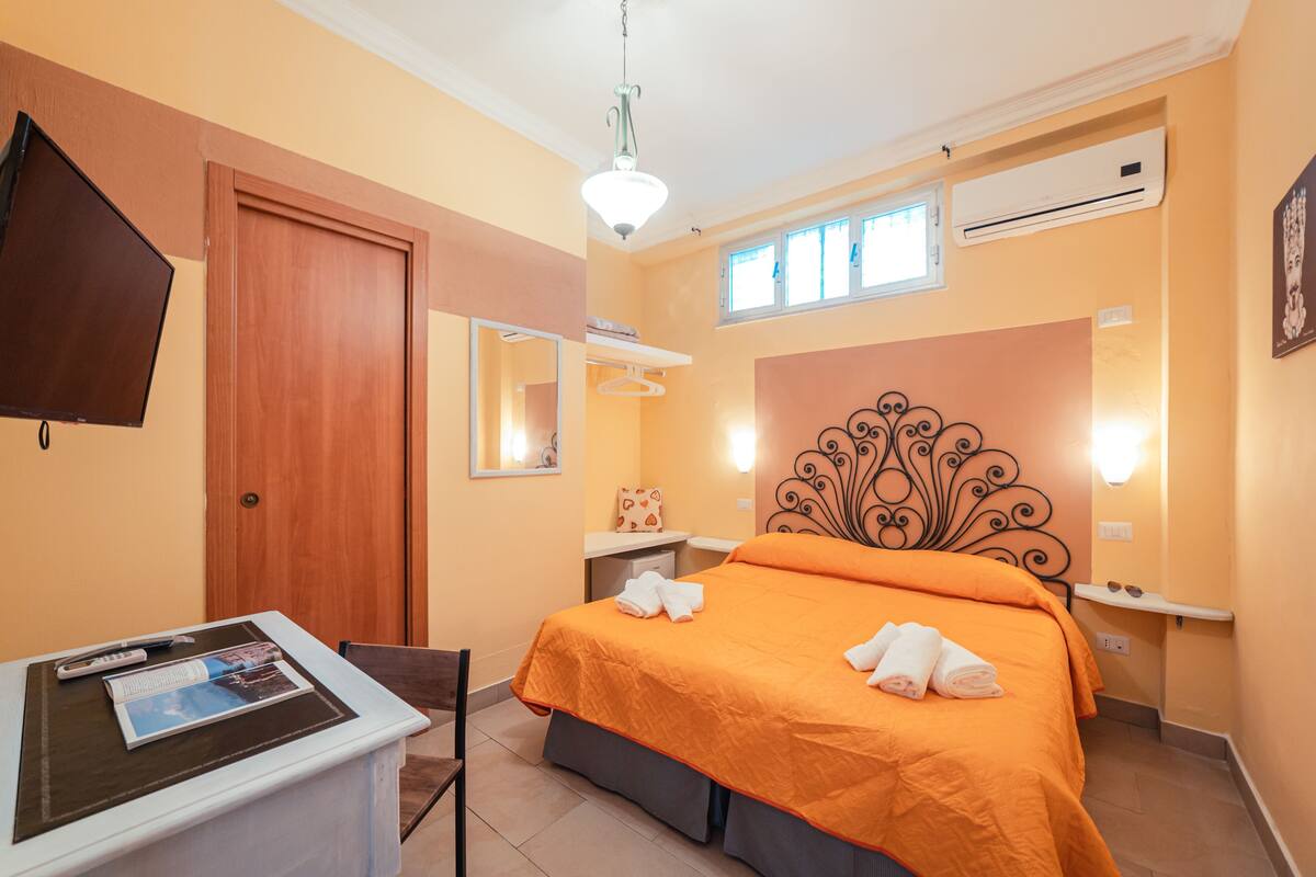 In-room safe, desk, free WiFi