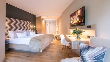 Roupas de cama premium, cofres nos quartos, escrivaninha