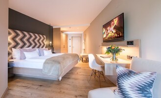 Roupas de cama premium, cofres nos quartos, escrivaninha