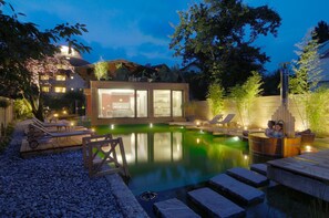 Una piscina cubierta, una piscina al aire libre de temporada