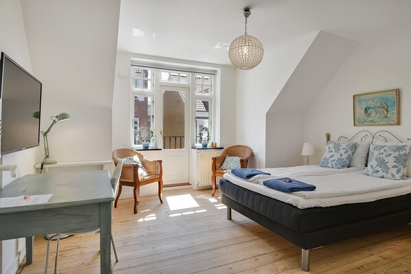 Dobbeltrom – standard | Individuelt dekorert, individuelt innredet og skrivebord