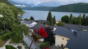 A residential area with houses, a lake, and mountains in the background. - Kaiser Franz Josef (Millstatt)