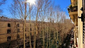A view of a building with multiple windows and a clear sky. - Relais Incantesimo Vaticano (Rome)