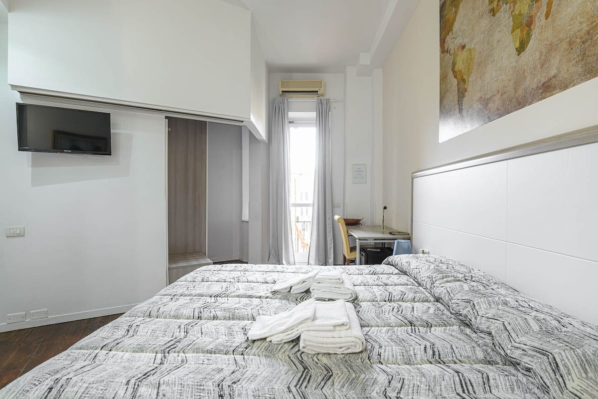 Camera Luxury con letto matrimoniale o 2 letti singoli, 1 letto queen, balcone, lato giardino | Biancheria in cotone egiziano, copriletto in piuma