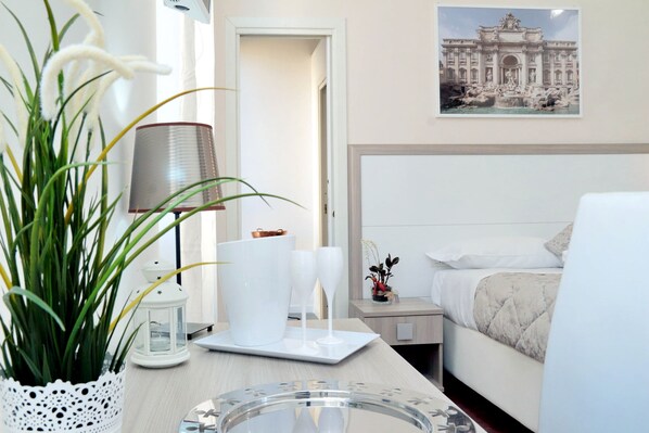 Luxury-Vierbettzimmer, Whirlpool, Gartenblick | Bettwäsche aus ägyptischer Baumwolle, Daunenbettdecken, Pillowtop-Betten