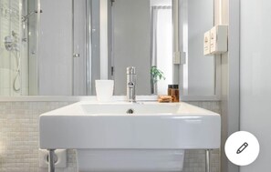 Luxury Double or Twin Room, 1 Queen Bed, Ensuite, City View | Bathroom | Combined shower/bathtub, free toiletries, hair dryer, bidet - Relais Incantesimo Vaticano (Rome)