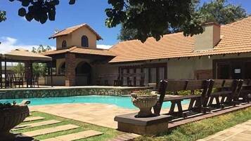 Una piscina al aire libre