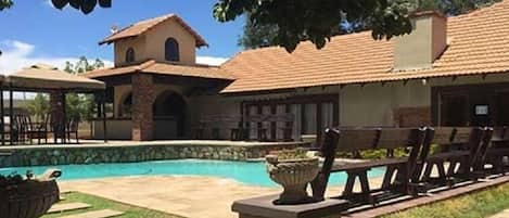 Una piscina al aire libre