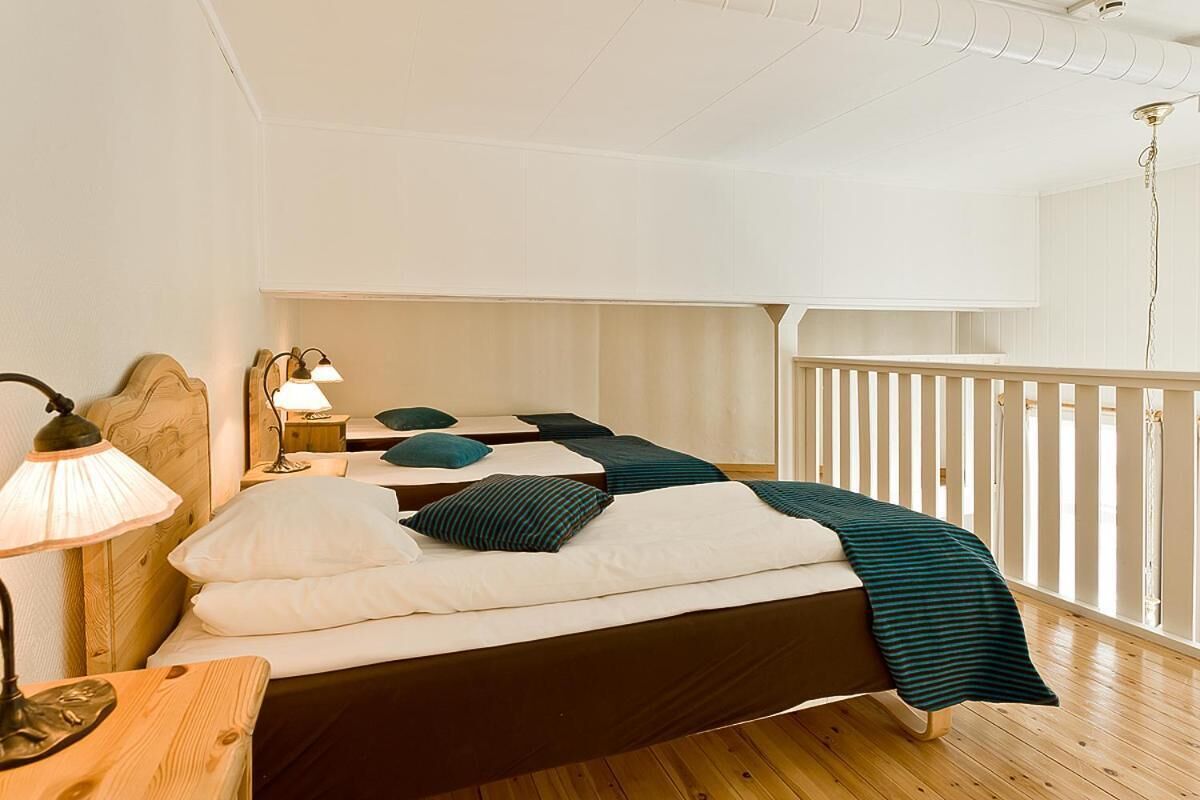 Skrivebord, lydisolert og barnesenger (inkludert)