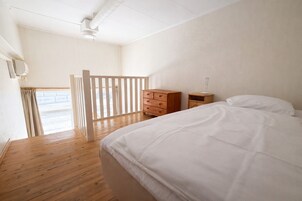 Escritorio, sistema de insonorización, wifi gratis y ropa de cama 