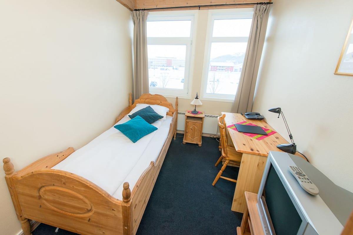 Single Room | Desk, soundproofing, free cribs/infant beds, rollaway beds