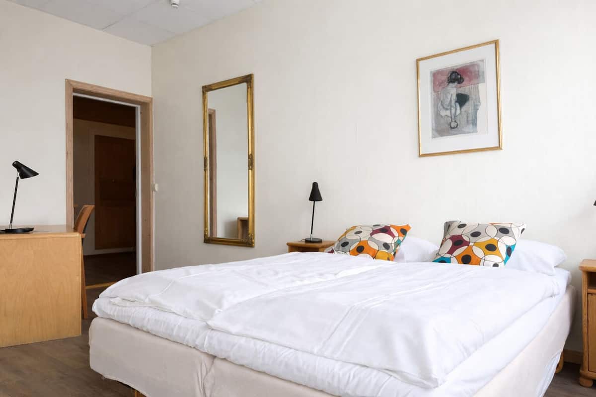 Escritorio, sistema de insonorización, wifi gratis y ropa de cama