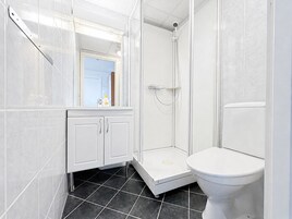 Double Room | Bathroom | Shower, towels