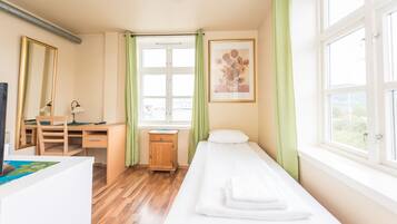 Escritorio, sistema de insonorización, cunas gratuitas y wifi gratis