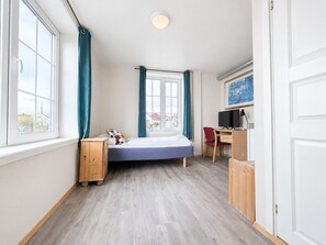 Eenpersoonskamer | Een bureau, geluiddichte muren, gratis babybedden, gratis wifi