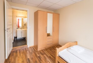 Escritorio, sistema de insonorización, cunas gratuitas y wifi gratis 