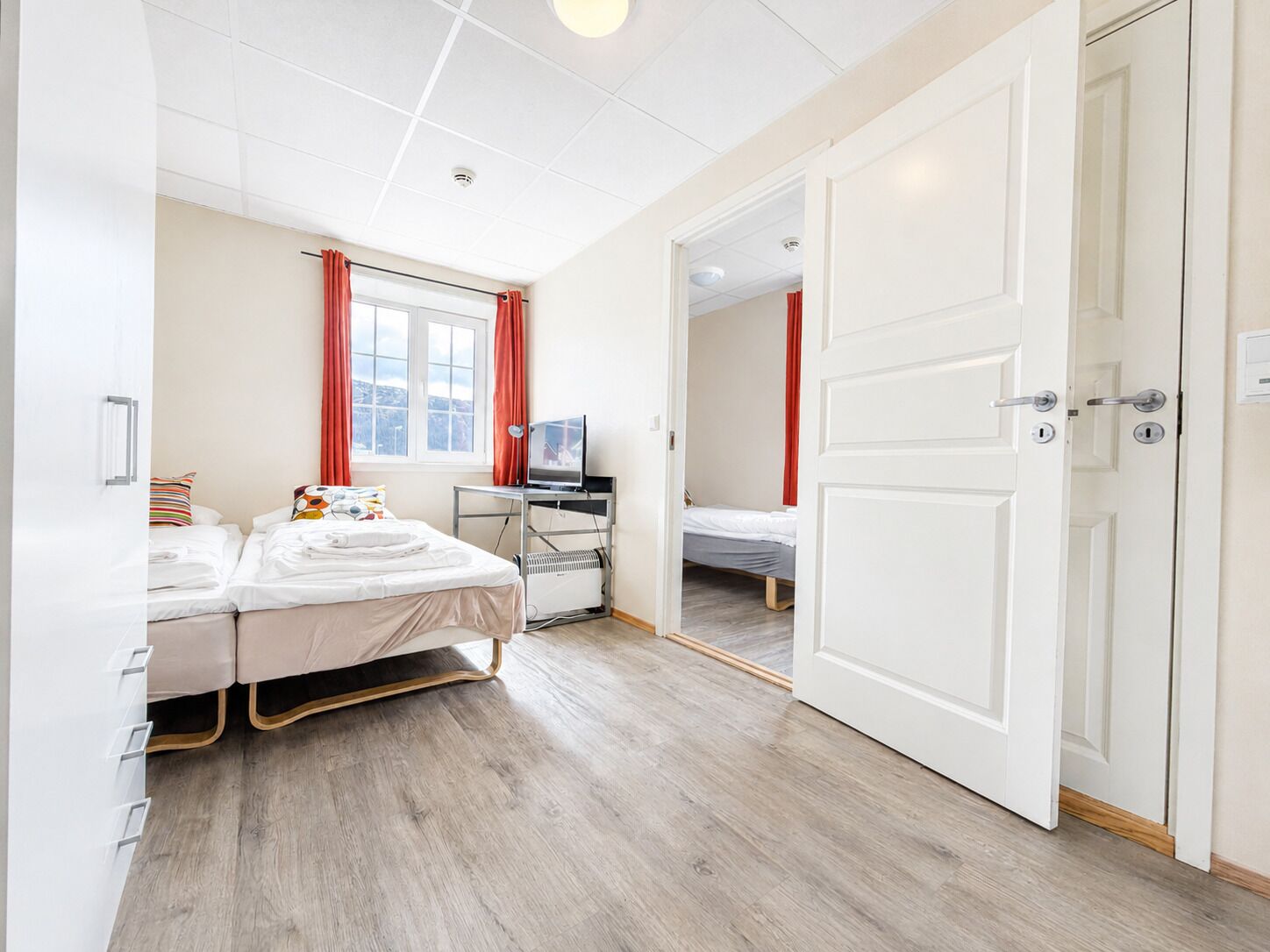 Triple Room | Desk, soundproofing, free cribs/infant beds, free WiFi