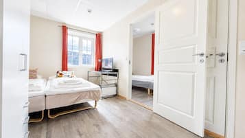 Driepersoonskamer | Een bureau, geluiddichte muren, gratis babybedden, gratis wifi
