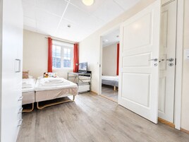 Triple Room | Desk, soundproofing, free cribs/infant beds, free WiFi