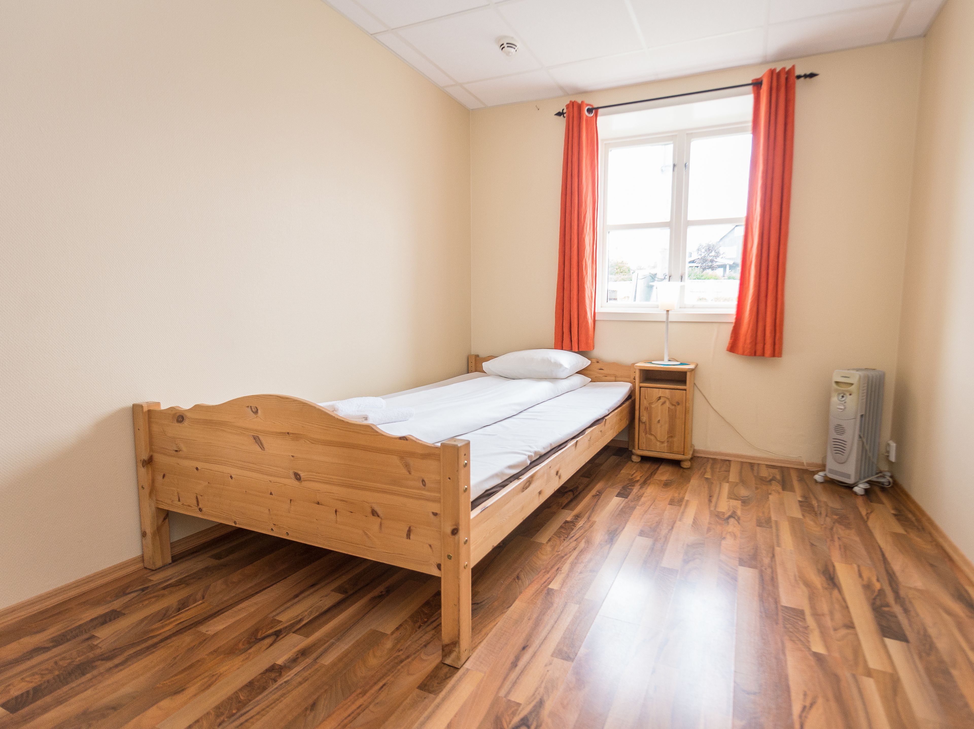 double room | desk, soundproofing, free cots/infant beds, free wifi