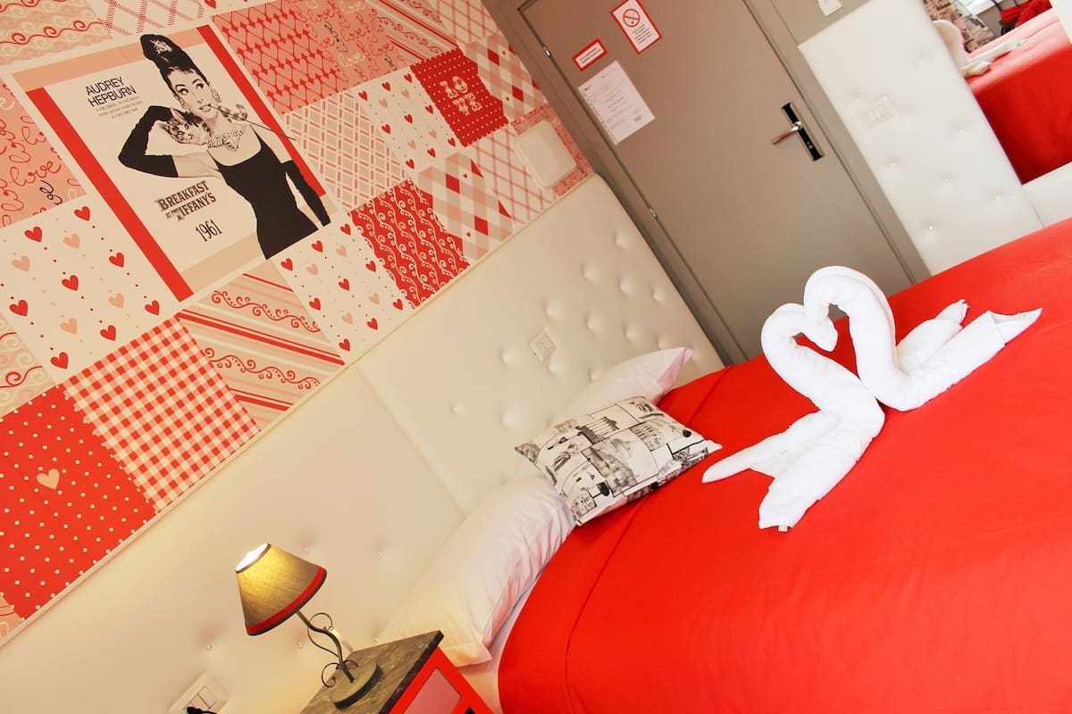 Habitación individual | Caja de seguridad en la habitación y decoración personalizada