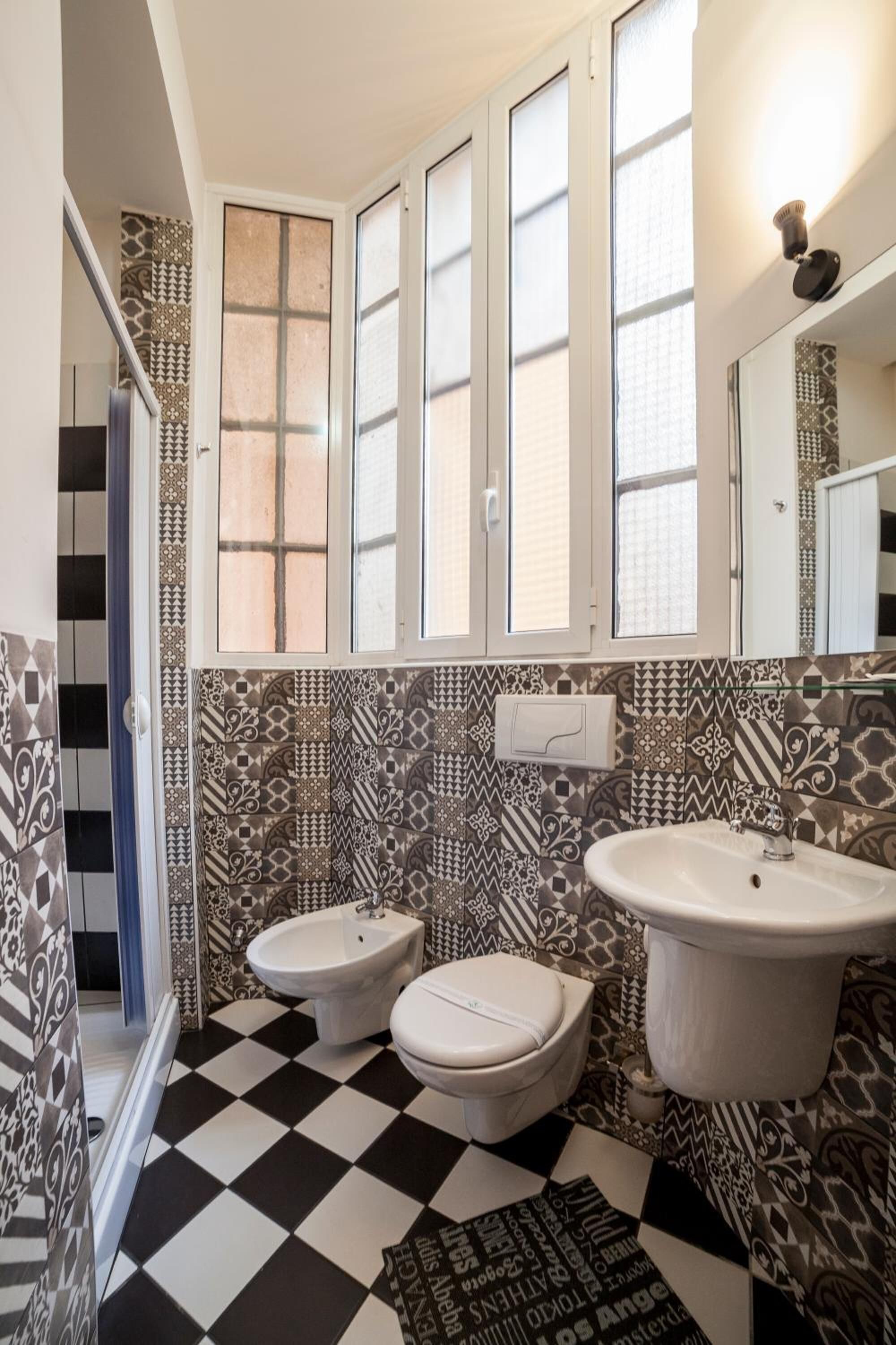 Douche, articles de toilette gratuits, sèche-cheveux, bidet