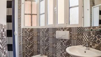 Dusche, kostenlose Toilettenartikel, Haartrockner, Bidet
