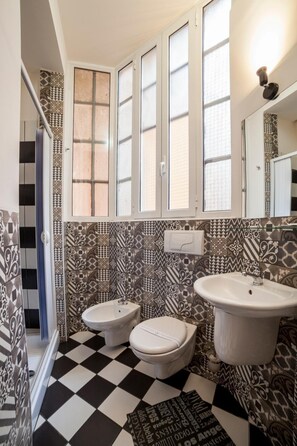 Regadera, amenidades de baño gratuitas, secadora de cabello, bidet